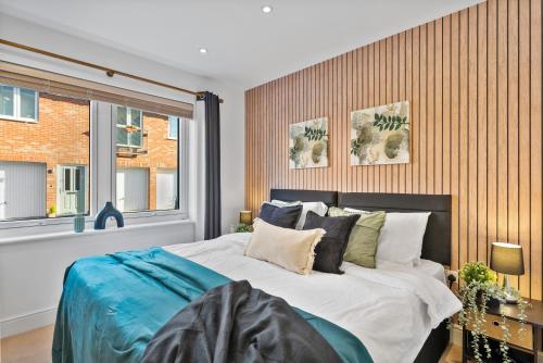 Leek Wootton的住宿－Beautiful 2 Bed Apartment in Warwick - Parking，一间卧室设有一张大床和一个窗户。
