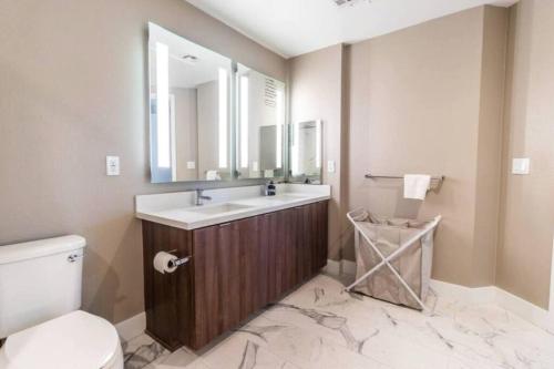 Bathroom sa Comfortable & Spacious 2BDR - 2BTH for 4 Guests in Hollywood