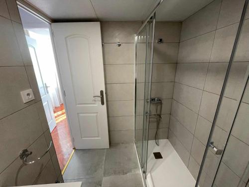 bagno con doccia e porta in vetro di Apartamento con terraza y vistas AlcaláRetiro a Madrid
