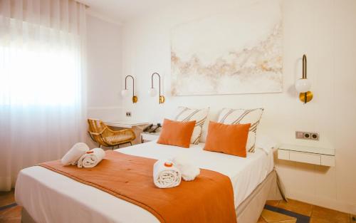 um quarto com uma cama com toalhas em Hotel Oasis em Córdoba