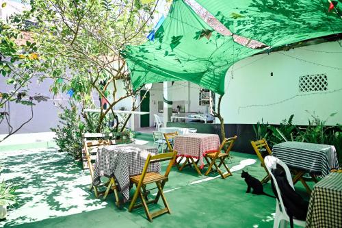 Taman di luar Hostel mineiros