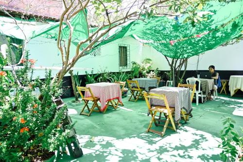 Taman di luar Hostel mineiros