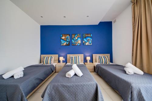 Una cama o camas en una habitación de Sapphire Residences - Apartments & Penthouse In Central Sliema By Shortletsmalta