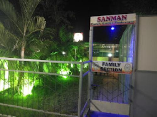 un garage samsan con un'insegna di sicurezza di Hotel sanman deluex, Neral a Neral