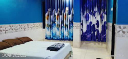 ネラルにあるHotel sanman deluex, Neralのベッド1台(リモコン付)が備わる客室です。