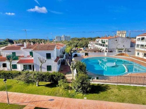 Turqueta - Apartamento con piscina junto la playa في كالا إن بلانيس: إطلالة على المسبح في شقق فيلا مارغريتا
