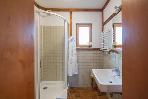 a bathroom with a sink and a shower at Koruna in Tatariv