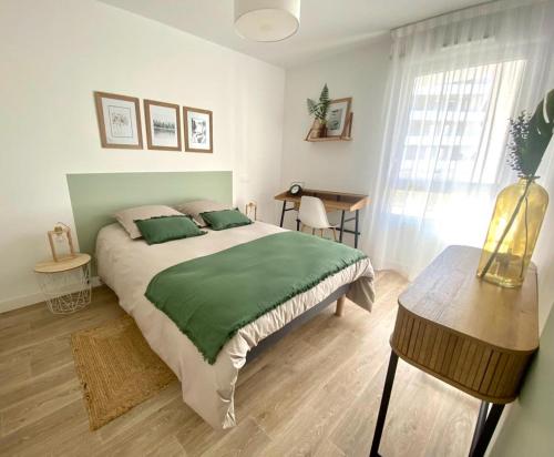 une chambre avec un grand lit avec une couverture verte dans l'établissement Résidence de Marseille Valmante, à Marseille