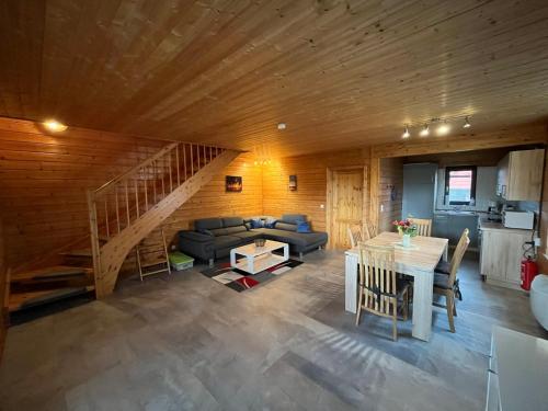 sala de estar con sofá y mesa en Holiday Home Funke by Interhome, en Hasselfelde