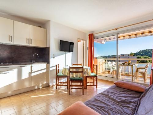 - un salon avec une cuisine et une table avec vue dans l'établissement Apartment Les Rives de la Favière-8 by Interhome, à La Favière