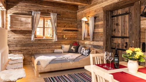 a living room with a couch in a log cabin at Schrofen Chalets in Jungholz