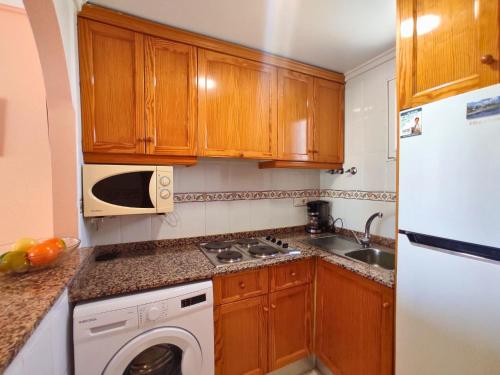 卡拉代法恩斯特拉的住宿－Apartment Agua Viva by Interhome，厨房配有木制橱柜和白色的电器