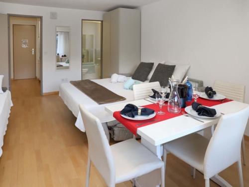 1 dormitorio con 1 cama, mesa y sillas en Apartment Residence A-3 by Interhome en Zermatt