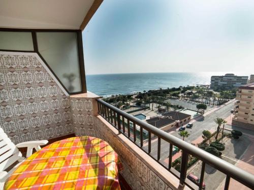 einen Balkon mit einem Bett und Meerblick in der Unterkunft Apartment Miramar IV by Interhome in La Mata