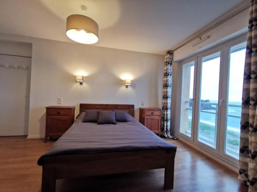 une chambre avec un lit et une grande fenêtre dans l'établissement Apartment Val by Interhome, à Saint-Malo