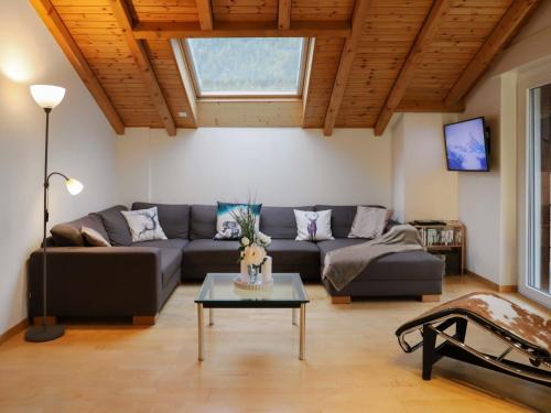 salon z kanapą i stołem w obiekcie Apartment Brigitte by Interhome w mieście Zermatt