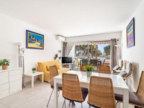 uma sala de estar com mesa e cadeiras em Apartment La Méridienne-3 by Interhome em Le Lavandou