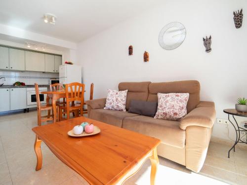 uma sala de estar com um sofá e uma mesa em Apartment Zafiro 03 by Interhome em Calpe