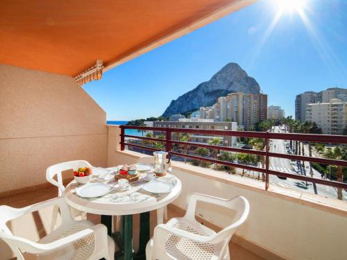 una mesa y sillas en un balcón con vistas en Apartment Zafiro 03 by Interhome, en Calpe