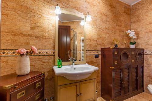 La salle de bains est pourvue d'un lavabo et d'un miroir. dans l'établissement LU Apartment Eur, à Rome