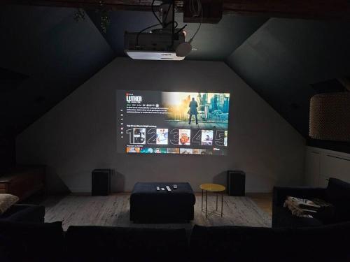 a stage with a screen in a dark room at BNB Green refuge: Vakantiehuis met zeer grote tuin in Londerzeel