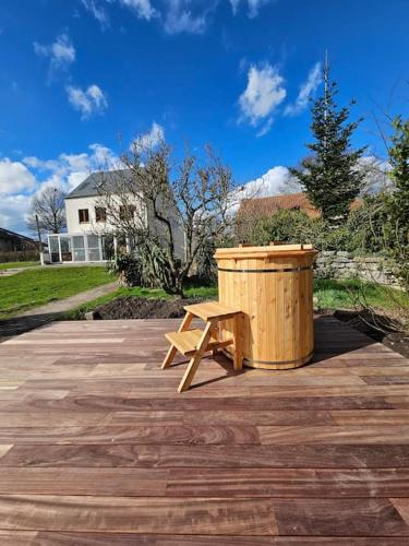 a wooden bench sitting next to a trash can at BNB Green refuge: Vakantiehuis met zeer grote tuin in Londerzeel