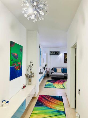 una sala de estar con una alfombra colorida en el suelo en Pure Luxury Residence, en Timisoara