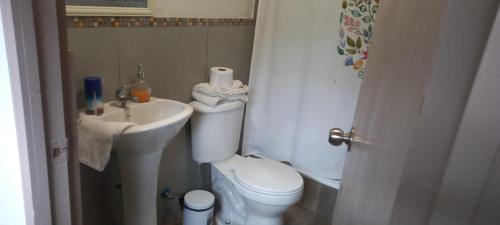 A bathroom at Hostal Los Peñones