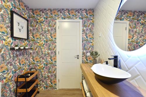 a bathroom with a sink and a mirror at Apartamento Deluxe en Cruce de Arinaga GRANEL in Cruce de Arinaga