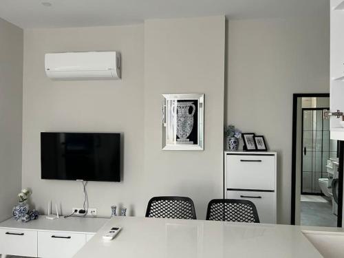 a white room with a desk and a tv on the wall at Camelia 8 in Alanya