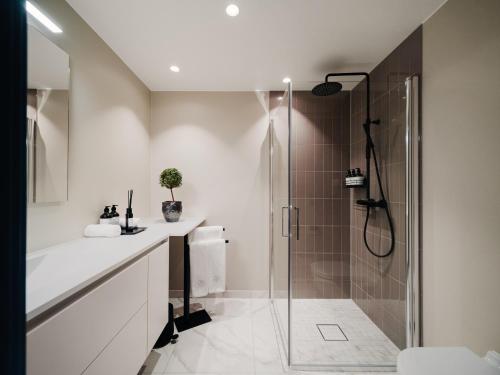 Et badeværelse på Fully serviced luxury apartment at Sommerro with private garden