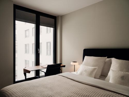 En eller flere senge i et værelse på Fully serviced luxury apartment at Sommerro with private garden
