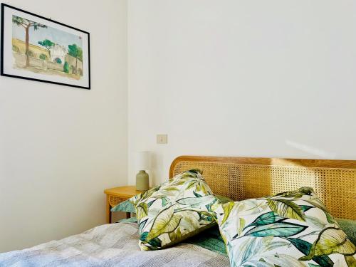 uma cama com duas almofadas em cima em The Design Pasta Apartment em Roma