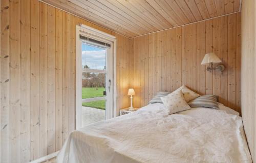 Un pat sau paturi într-o cameră la Lovely Home In Strandby With Wifi
