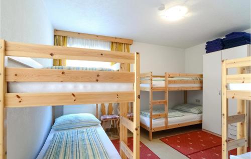 ホルツガウにある7 Bedroom Cozy Apartment In Holzgauの家の中の二段ベッド3台が備わる部屋