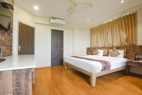 1 dormitorio con 1 cama grande en una habitación en FabHotel Avasa Grand, en Old Goa