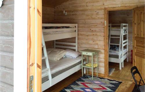 Awesome Home In Norrtlje With Wifi في نورتليه: غرفة نوم مع أسرة بطابقين في كابينة خشبية