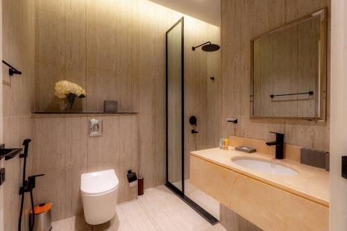 リヤドにあるNuzul R154 - Elegant Apartmentのバスルーム(洗面台、鏡付)