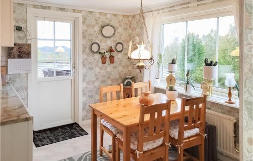 een eetkamer met een houten tafel en stoelen bij Beautiful Home In Ed With Kitchen in Ed