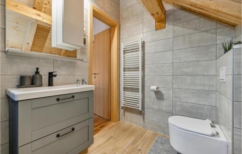 een badkamer met een toilet en een wastafel bij Awesome Home In Lovrecan With Sauna in Lovrečan