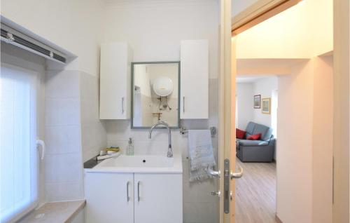cocina blanca con lavabo y espejo en Lovely Home In Lamon With House A Mountain View, en Lamon