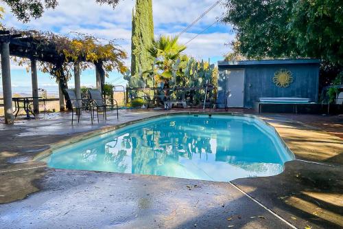 uma piscina num quintal com mesa e cadeiras em The Cottage Guest House em Paso Robles