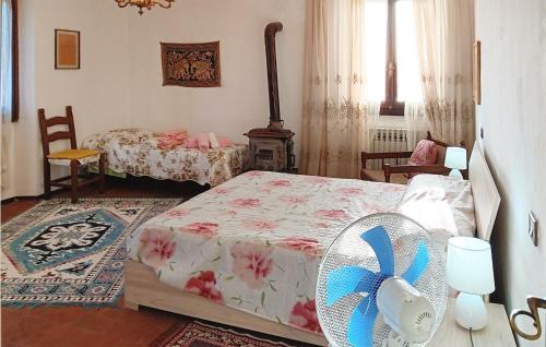 Pet Friendly Apartment In Vignale Monferrato With Kitchen في Vignale: غرفة نوم بسرير وغرفة بسريرين