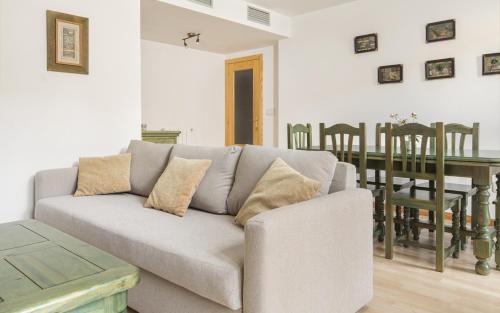 una sala de estar con un sofá y una mesa en Alojamiento Sebastian II Biescas, en Biescas