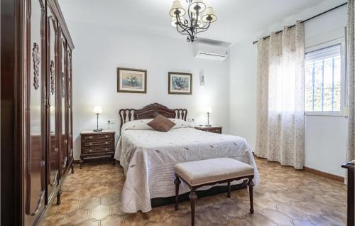 1 dormitorio con 1 cama, 1 silla y 1 ventana en Lovely Home In Frigiliana With Wifi, en Frigiliana