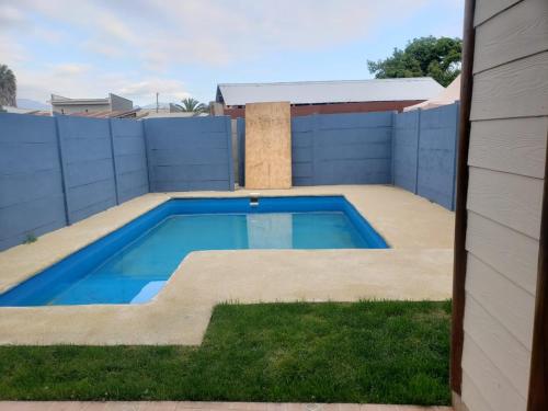 - une piscine dans l'arrière-cour d'une maison dans l'établissement Cabaña #2 "A Pies del Valle", à Limache