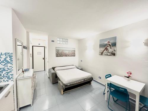 een ziekenhuiskamer met een bed en een tafel bij Residence Annunziata in Gaeta