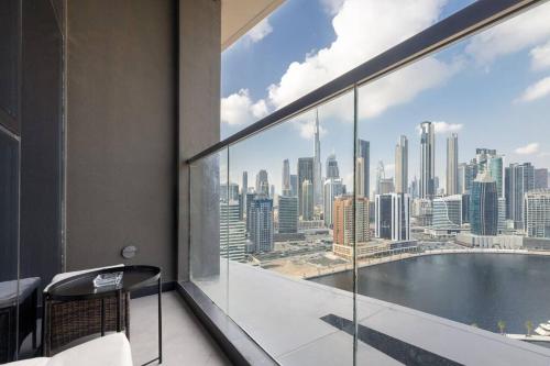 een balkon met uitzicht op de skyline van de stad bij Waves Holiday Homes - 15 Northside, Tower 1, Two Bedroom in Dubai