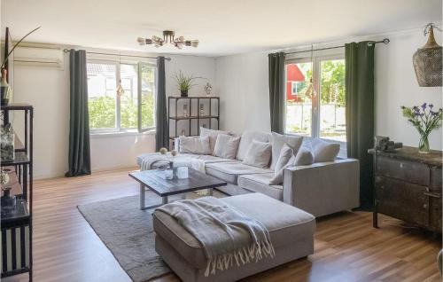 sala de estar con sofá y mesa en Amazing Home In Sturk With Wi-fi en Sturkö