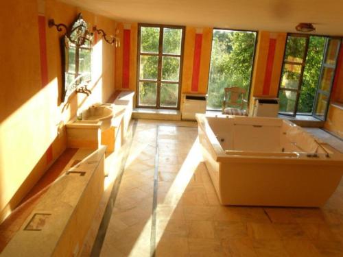 ein großes Badezimmer mit zwei Waschbecken und einer Badewanne in der Unterkunft Pavillon Torre Del Falco in Ronciglione